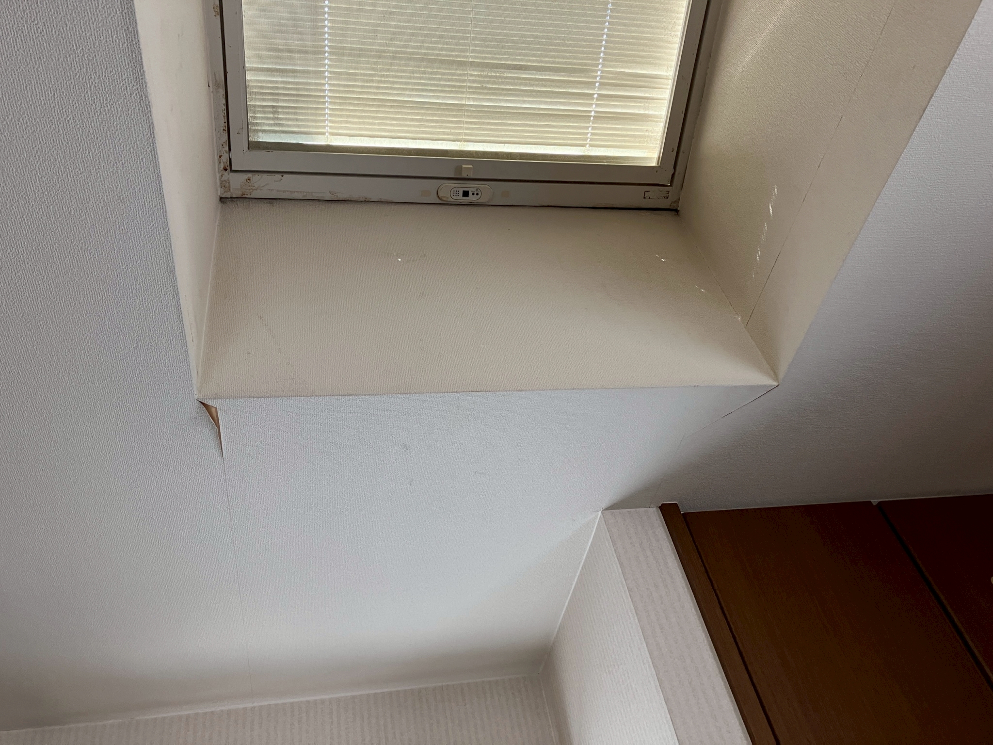 雨漏りでクロスが剥がれている